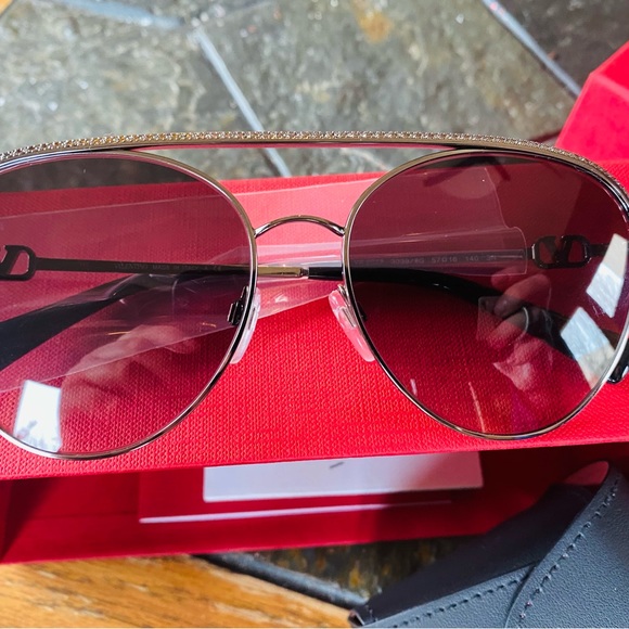 Brand new, never worn ladies Valentino sunglasses. - Picture 12 of 12